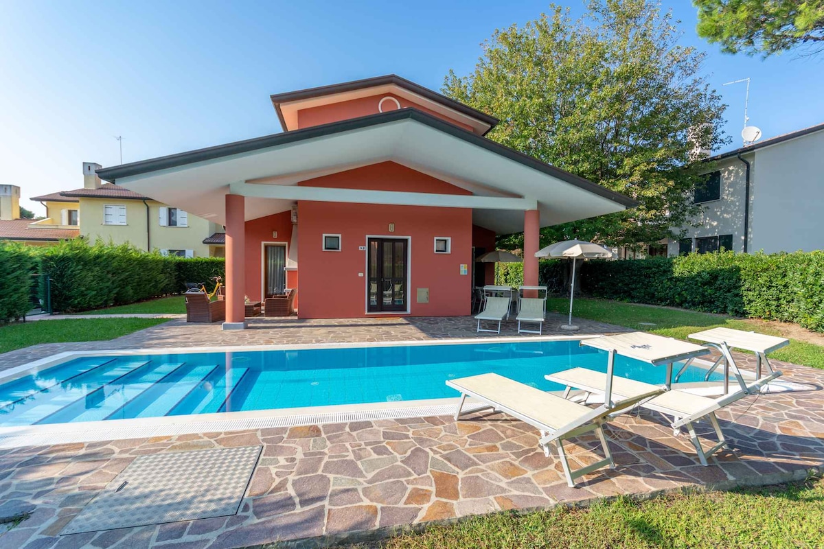 Villa with private outdoor pool on the island of A
