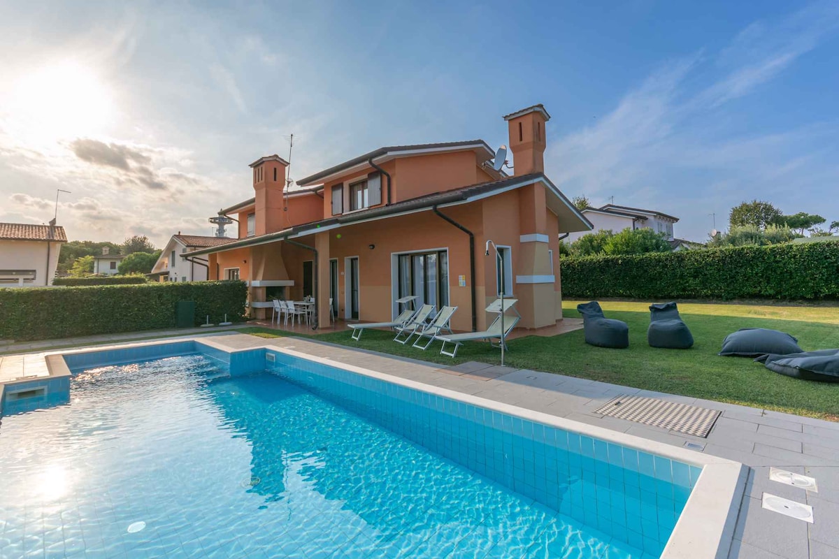 Villa with private outdoor pool on the island of A