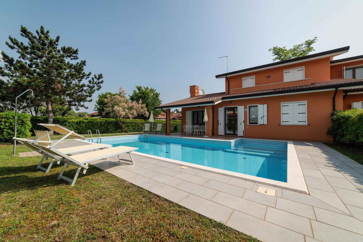 Villa with private outdoor pool on the island of A