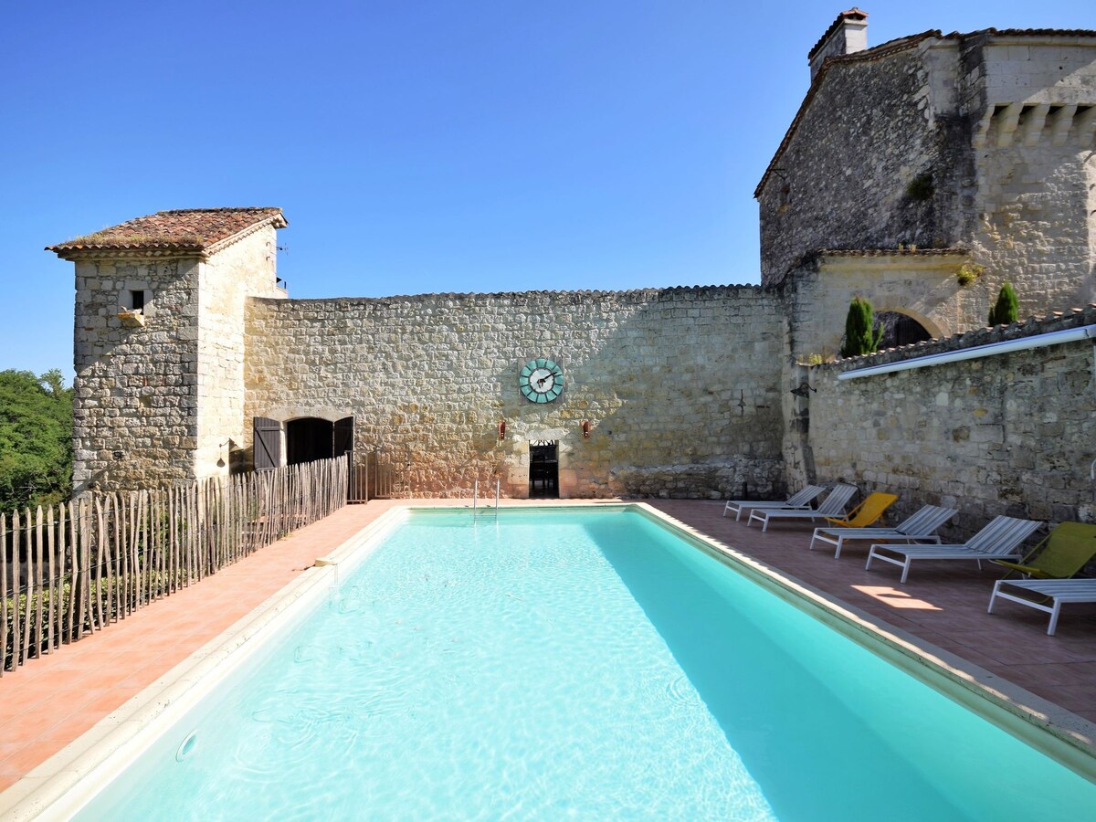 Rustic chateau with pool and views near Agen
