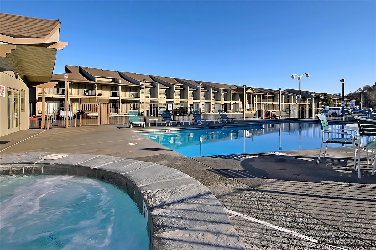 Pleasant Stay! Outdoor Pool, Pets Allowed!