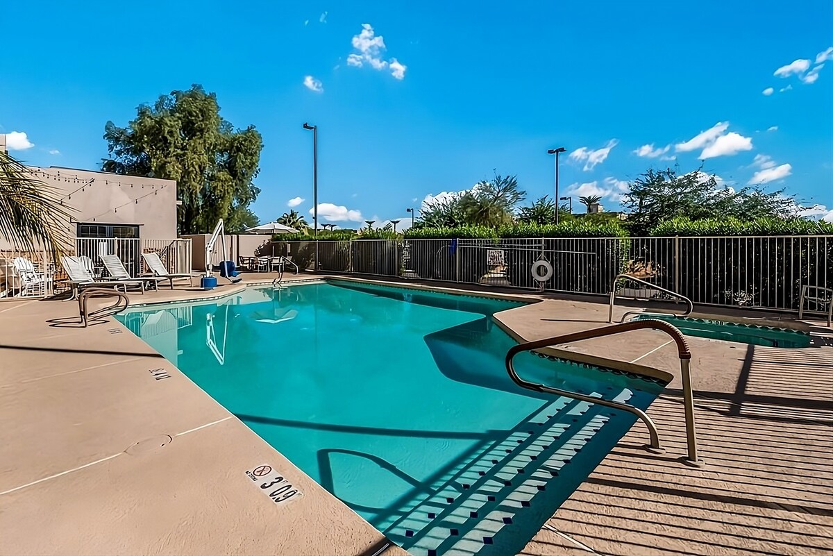 Comes w/ Free Breakfast! Pool, Pets are Welcome!