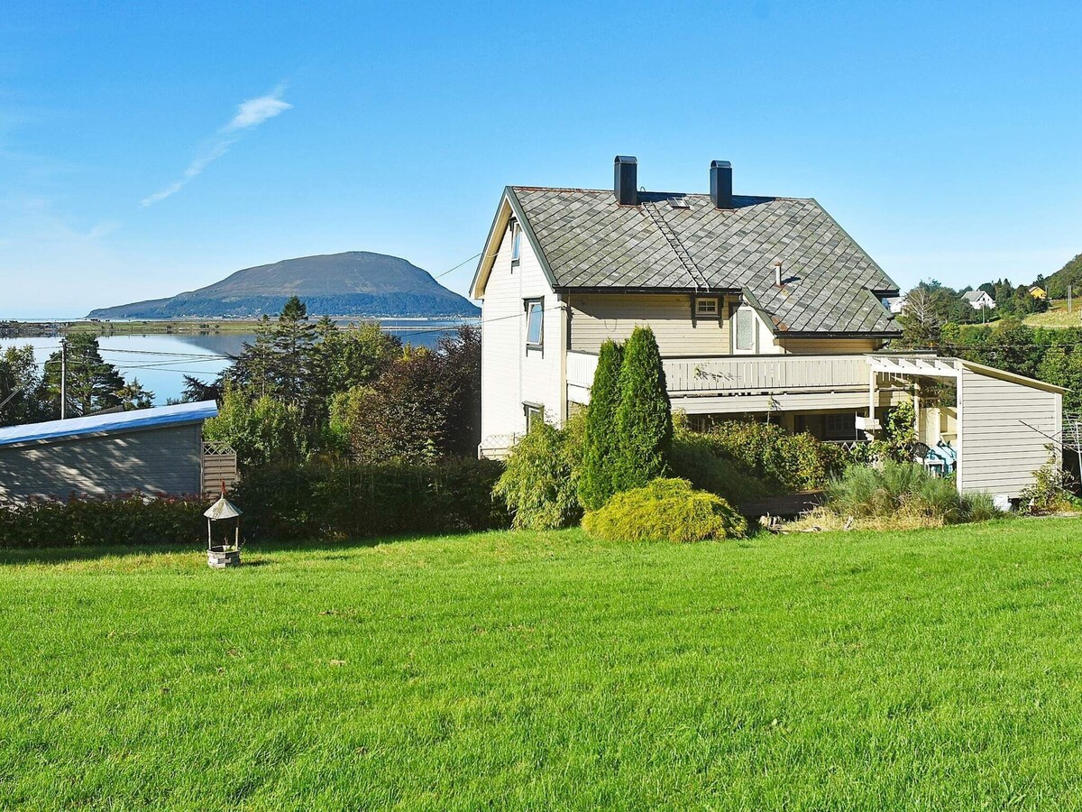 9 person holiday home in søvik