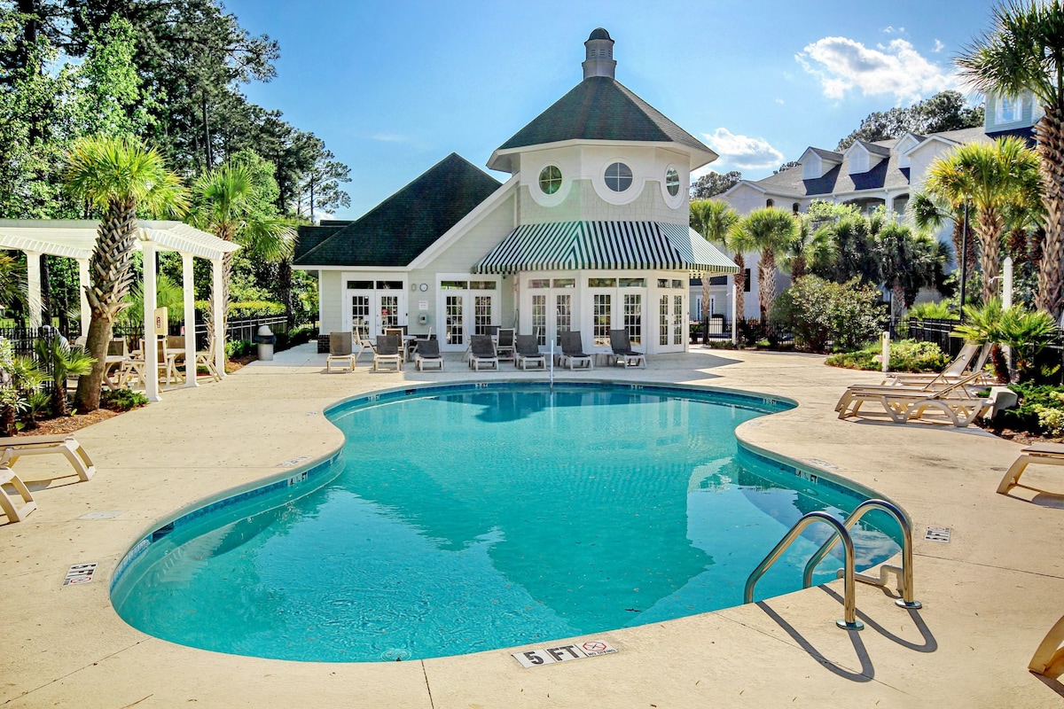 Sunny 2BR with fairway views, on-site golf, & pool