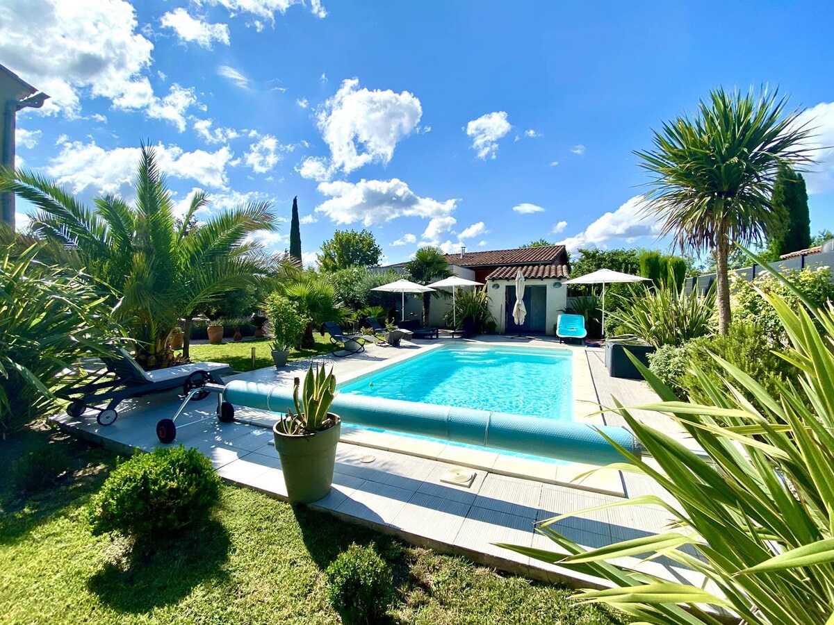 Le mas des anges with garden and swimming pool