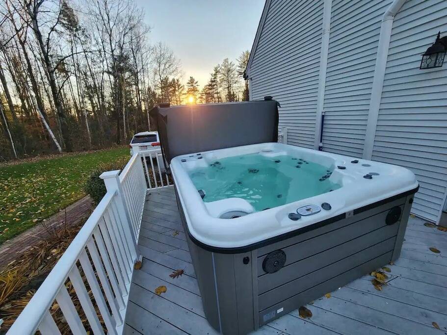 Gilford Getaway - Pool + Hot Tub - Lakes Region