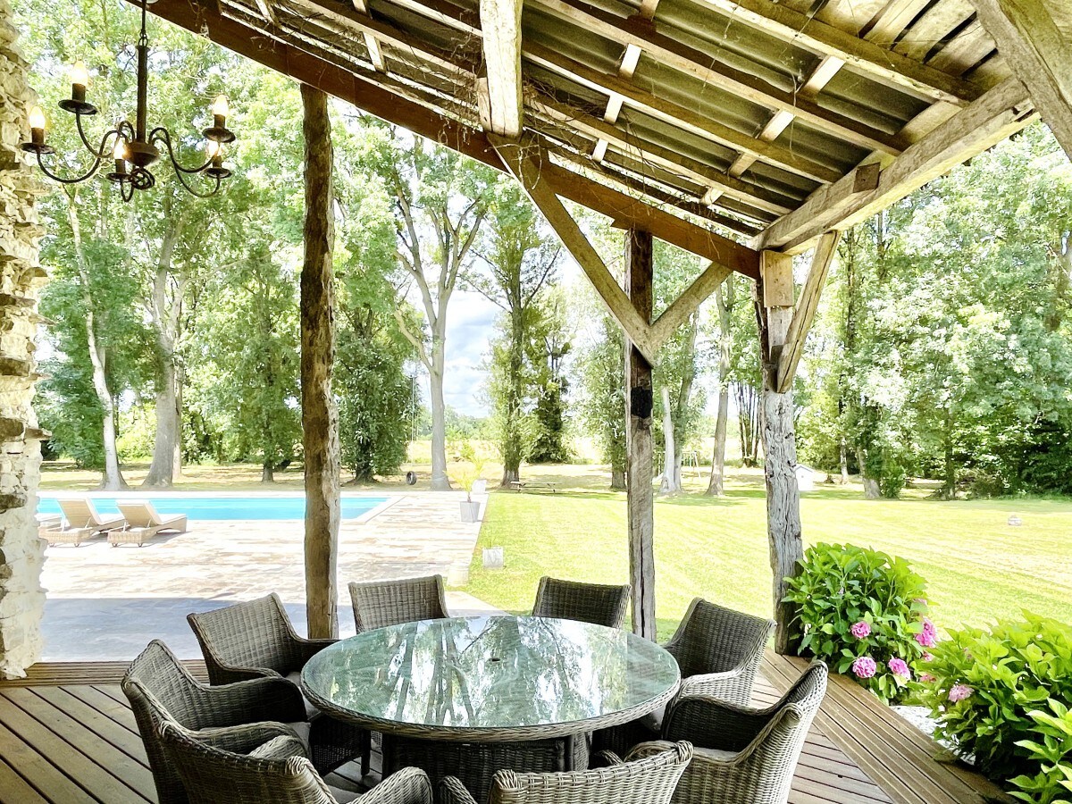 Luxury villa - spacious, pool, barbecue, garden