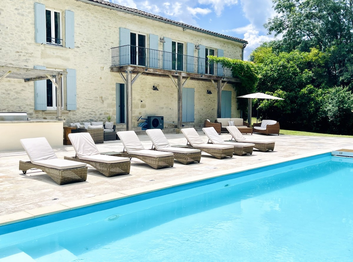 Luxury villa - spacious, pool, barbecue, garden