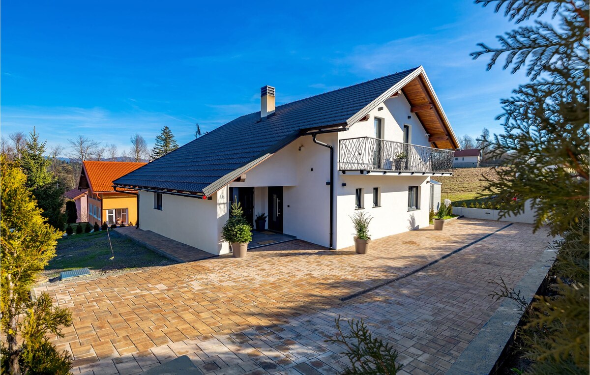 4 bedroom cozy home in Benkovac Fuzinski