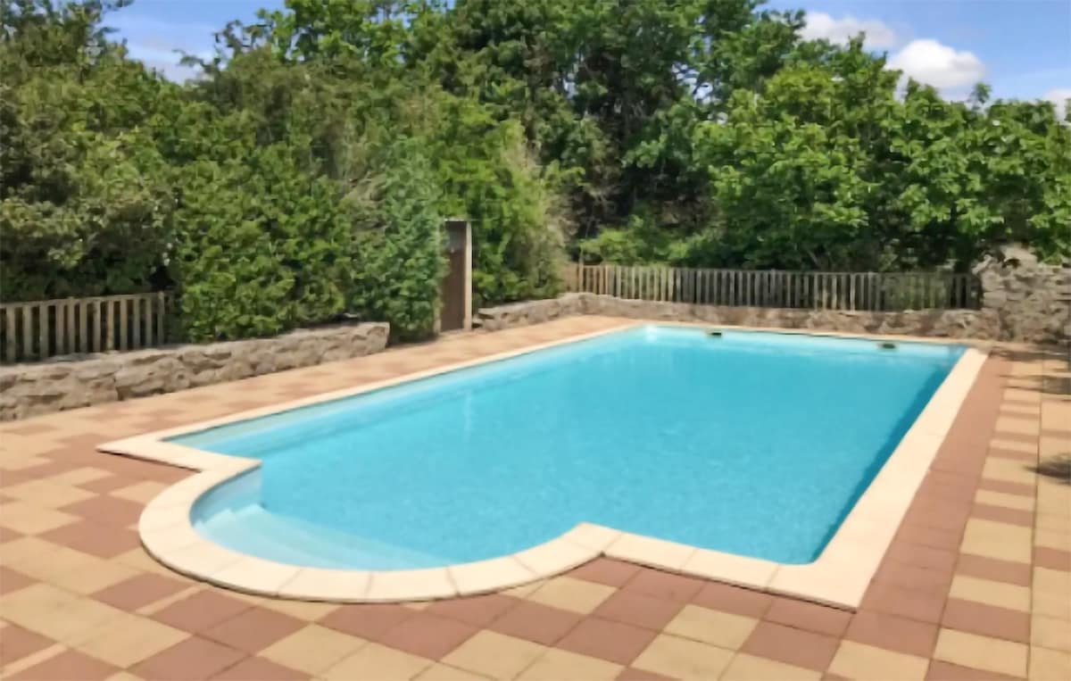 Beautiful home with Outdoor swimming pool, WiFi