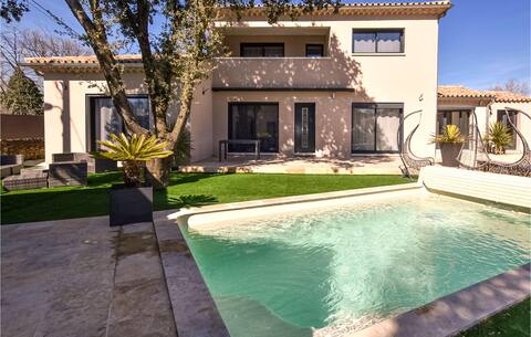 Nice home in Colonzelle with WiFi