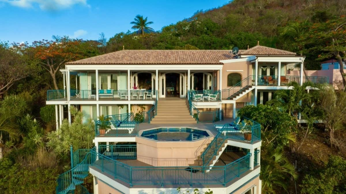 Windsong Villa - Sleeps 10, Stunning Views!