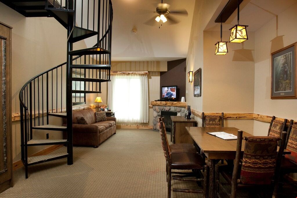 Top Floor Eagle's Nest Suite + Loft & Fireplace