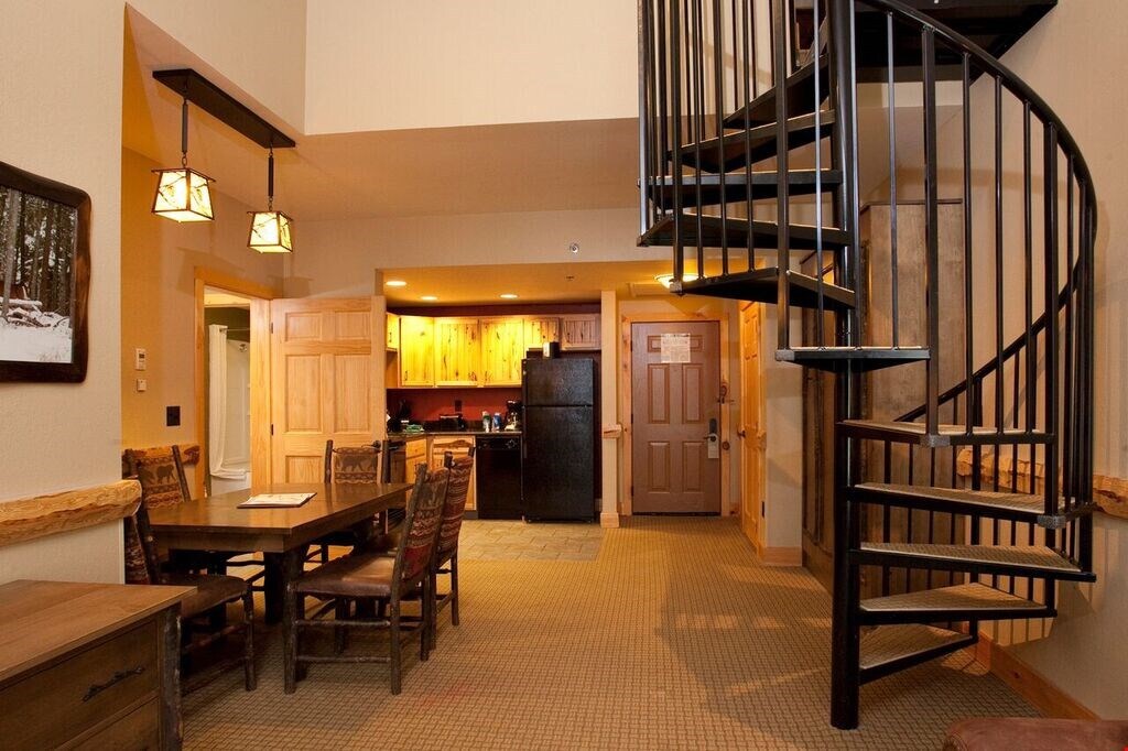 Top Floor Eagle's Nest Suite + Loft & Fireplace