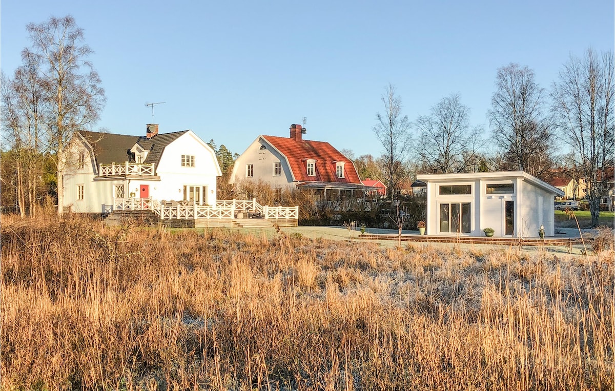 Beautiful home in åmmeberg with house sea view