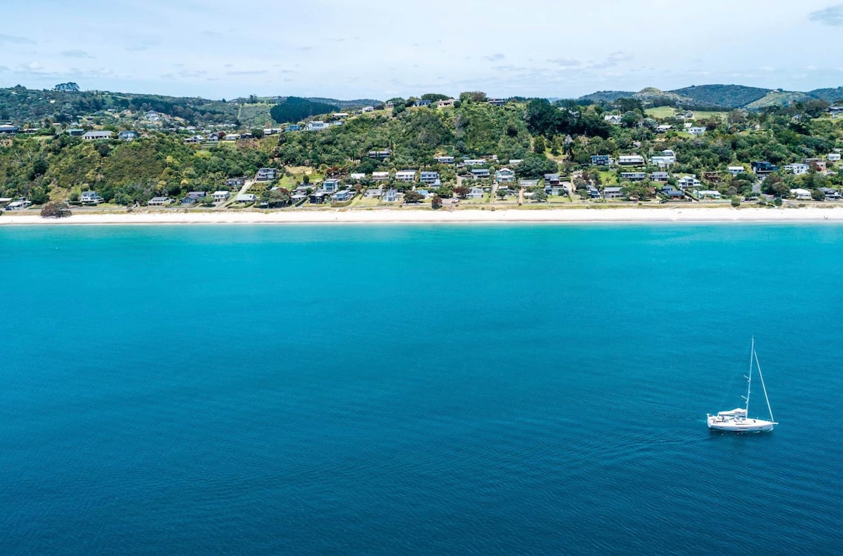 Bach on the Beach - Onetangi Beachfront