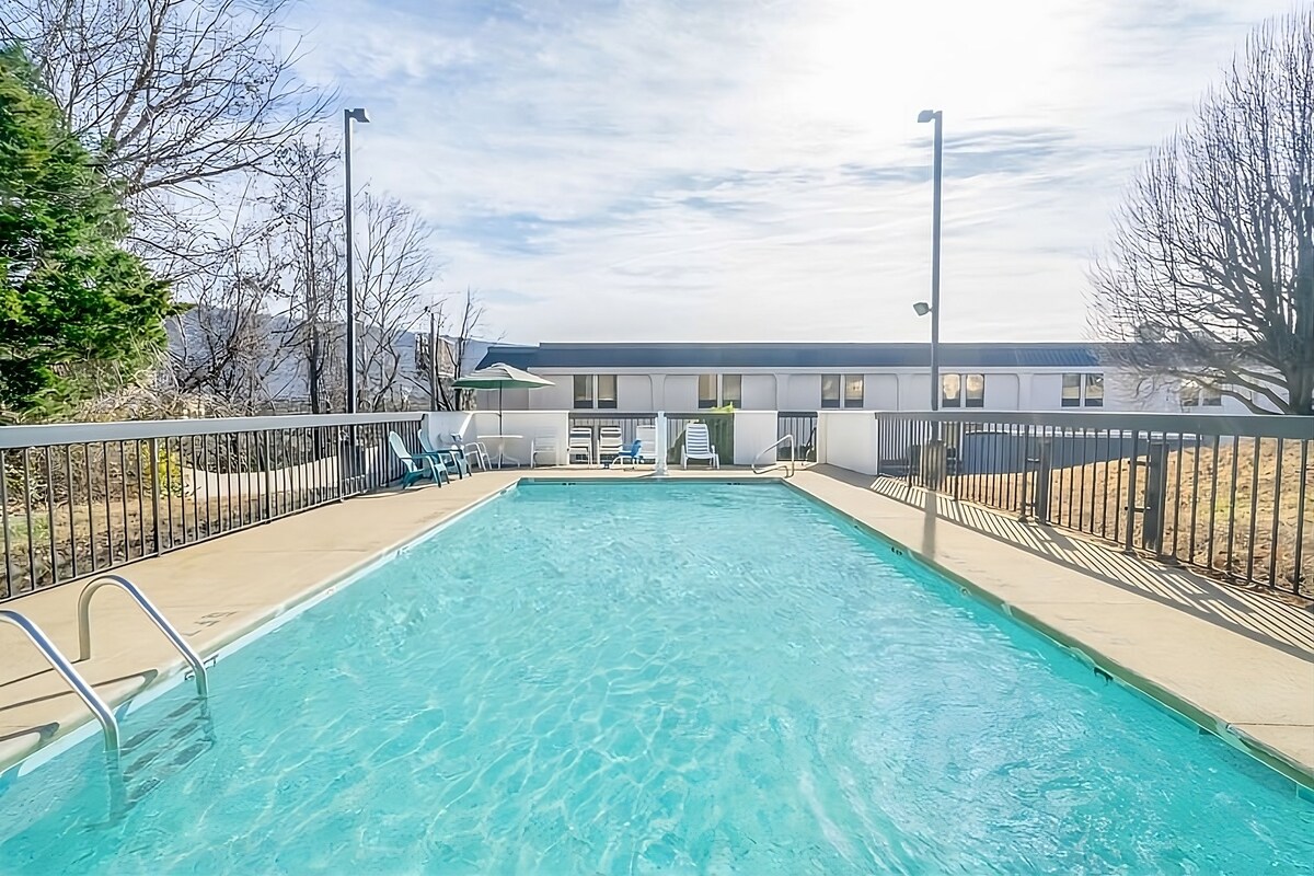 Look No Further! With Free Parking, Outdoor Pool!