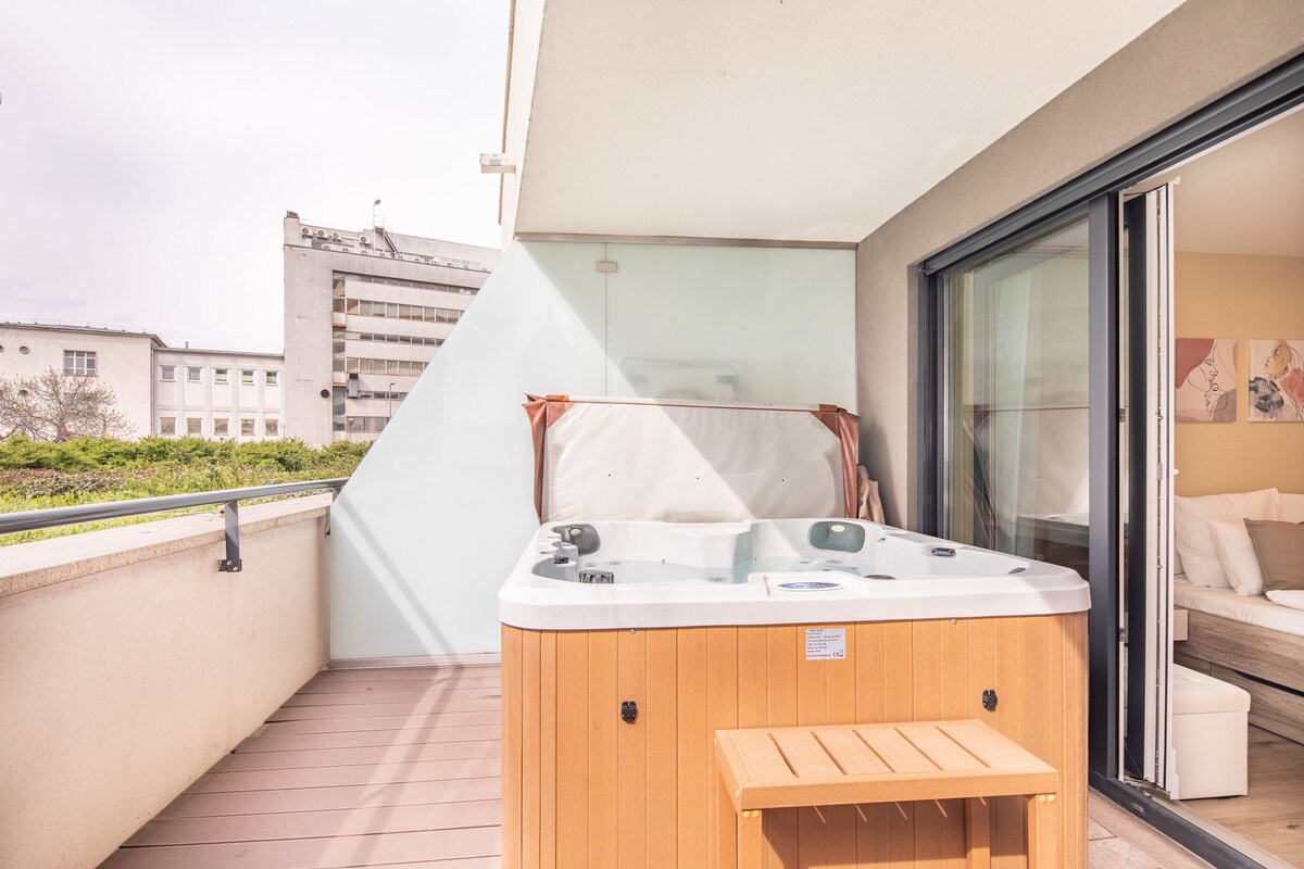 City stay with Jacuzzi on the terrace