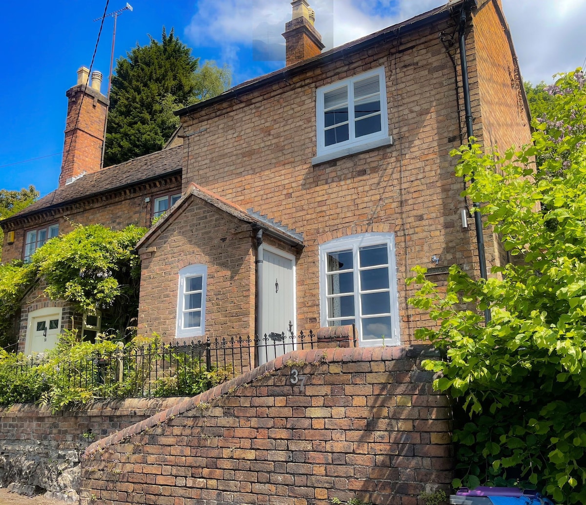 Carrow Cottage - Victorian One Bedroom Cottage