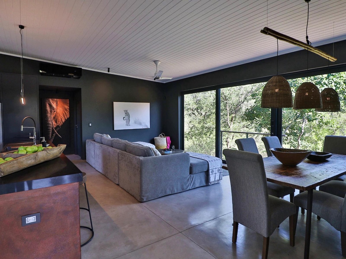 Tree-top Penthouse in the bush