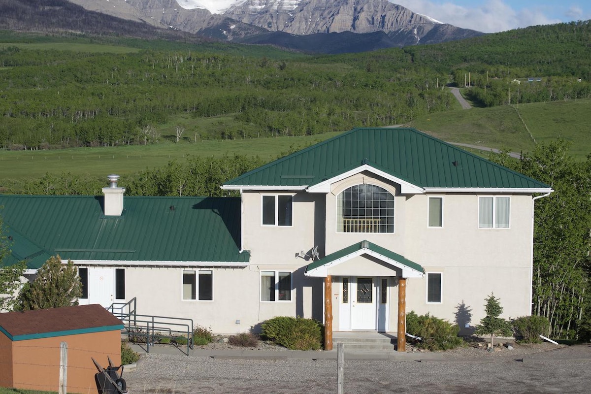 Sleeps 32 - 5 mins. from Waterton - Whole House