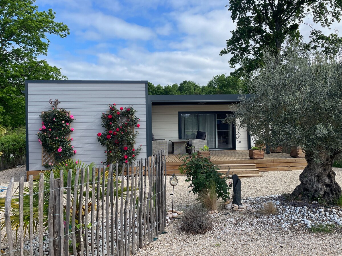 Modern and cosy ecolodge, shared heated pool, Les