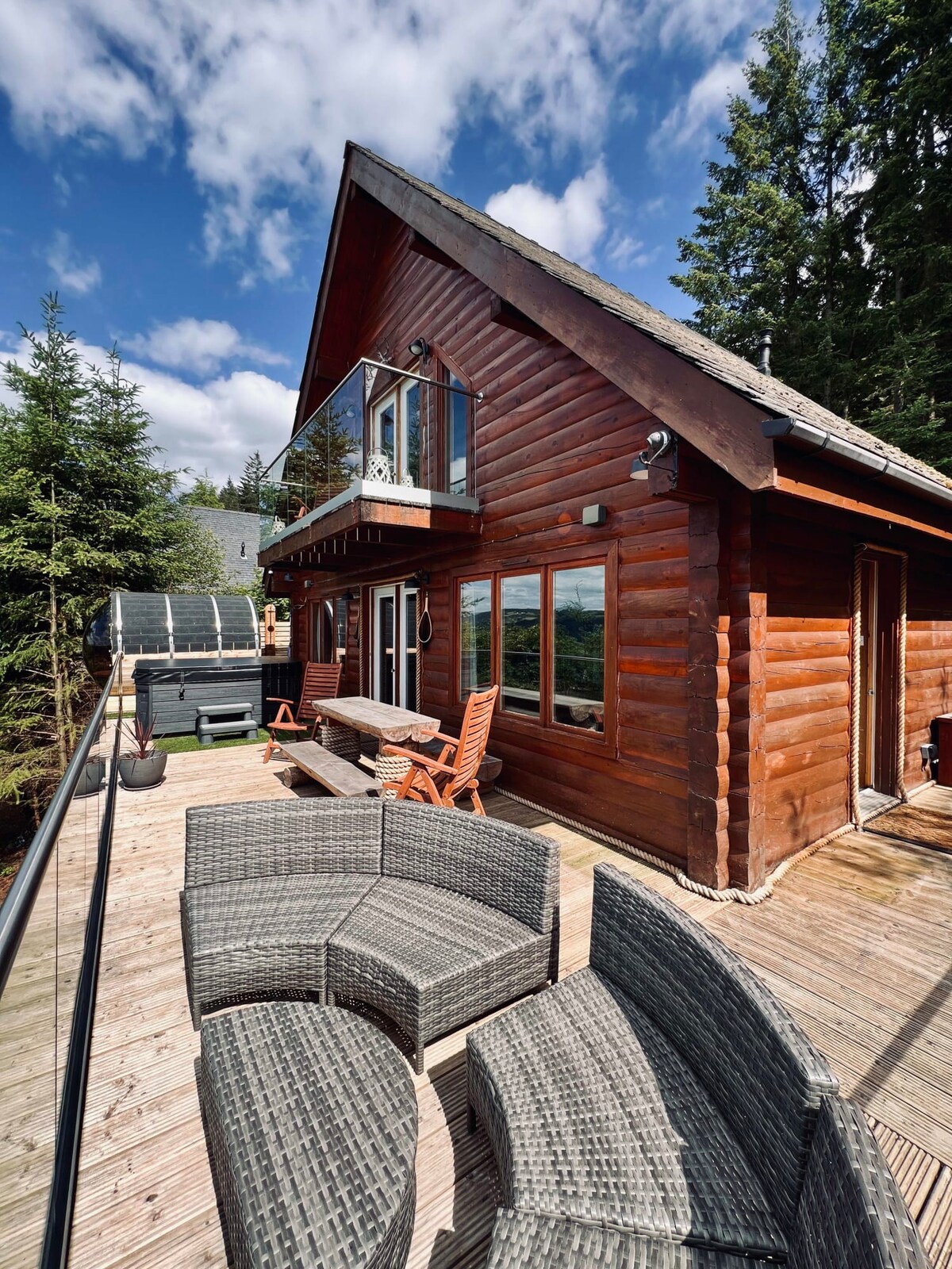 Luxury lodge on Loch Ness + hot tub & sauna