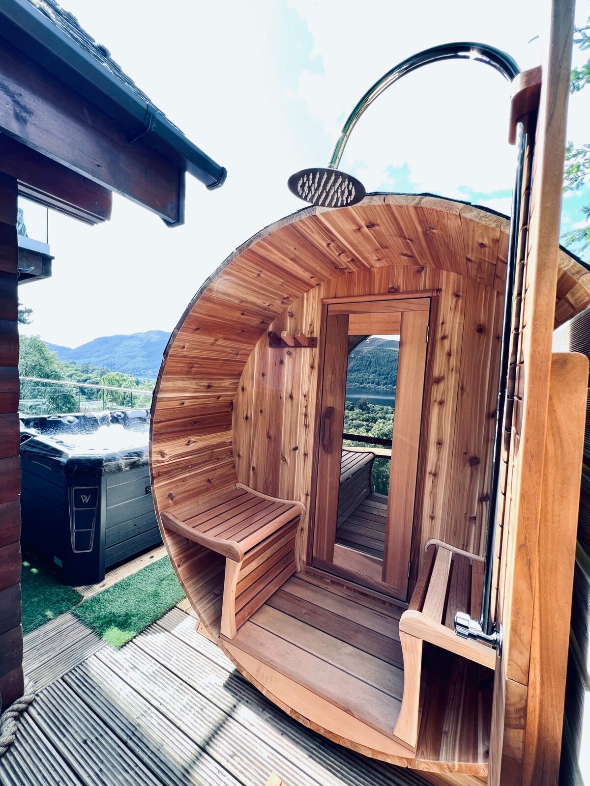 Luxury lodge on Loch Ness + hot tub & sauna