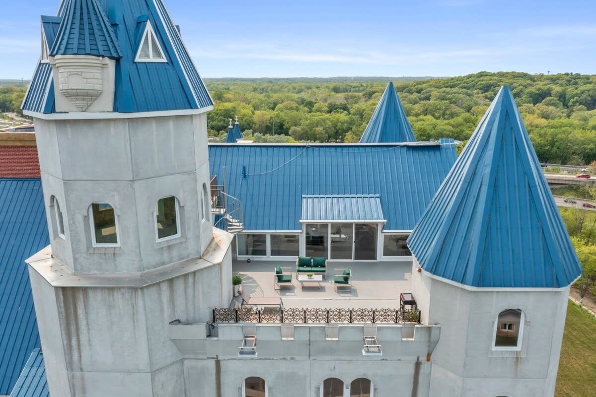 Extravagant 3 Level Penthouse at The Grand Castle