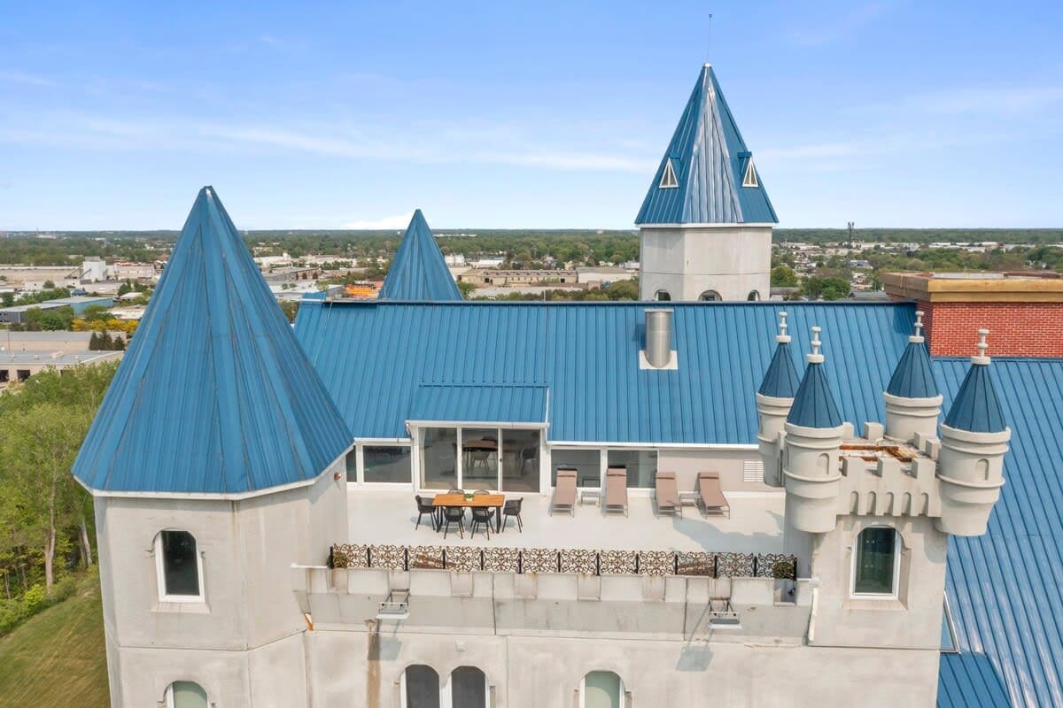 Extravagant 3 Level Penthouse at The Grand Castle