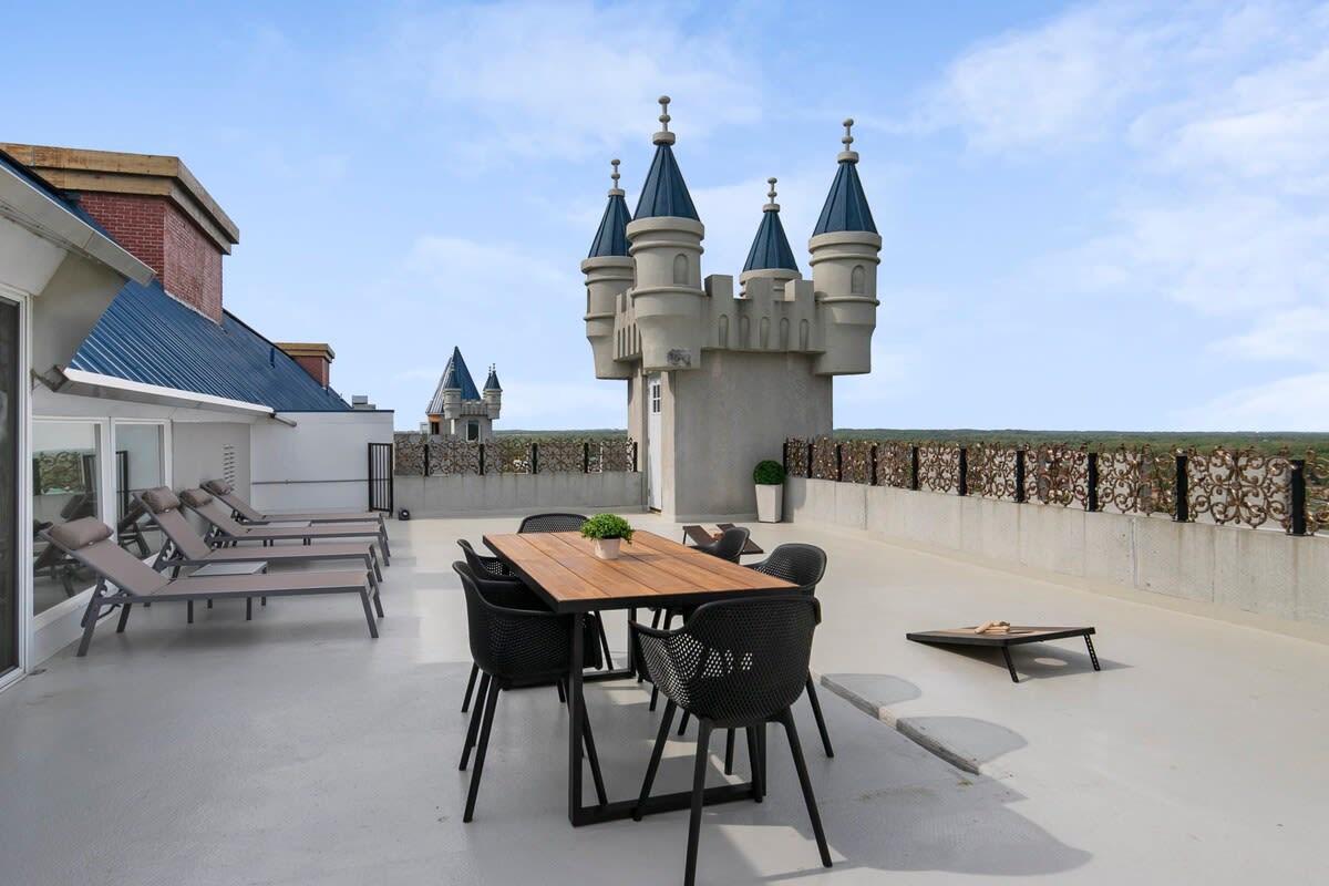 Extravagant 3 Level Penthouse at The Grand Castle