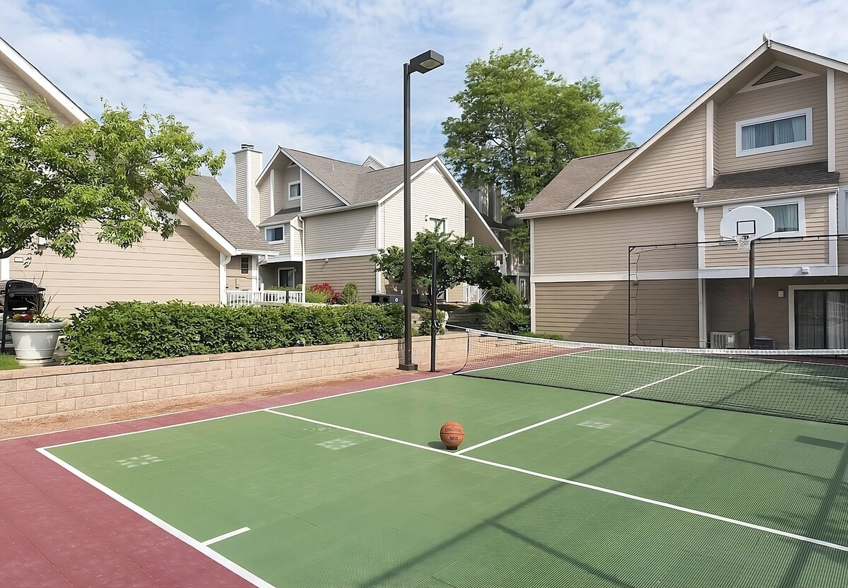 Close to Montgomery Zoo! Pool & Sports Facilities!