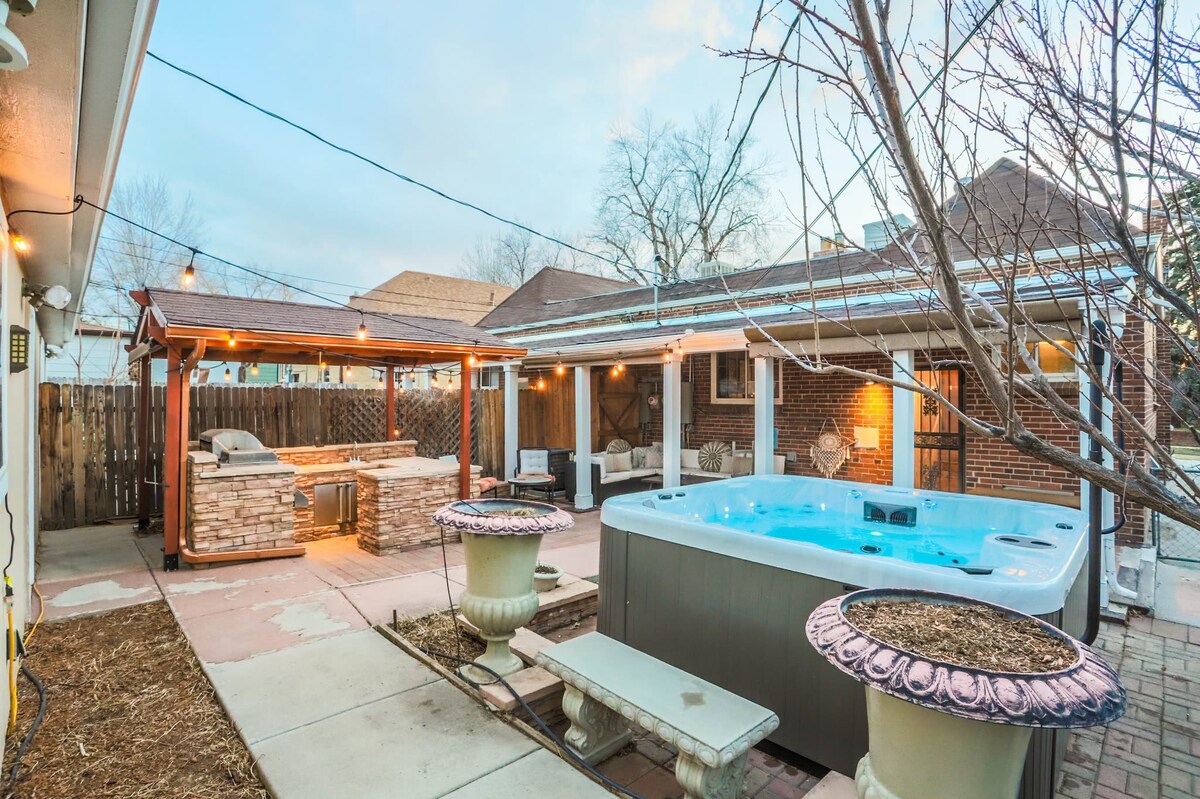 Movie Theatre | Hot Tub | Outdoor Grill
