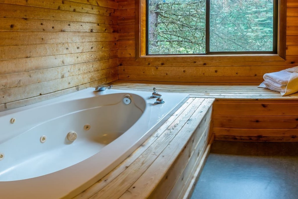 Lodge Room 8 with Jacuzzi Tub at Green Springs Inn