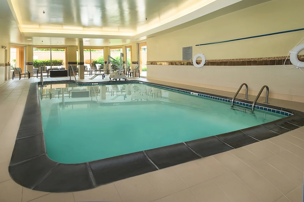 Relax and Unwind! Indoor Pool, pets are welcome!