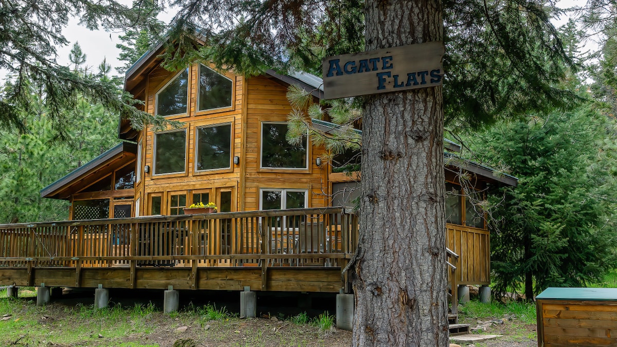 Agate Flats Cabin w/ Jacuzzi @ Green Springs Inn