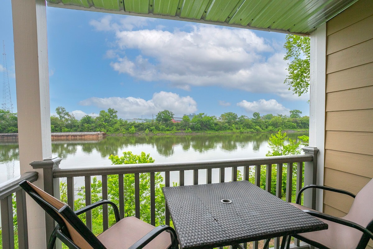 Riverfront Retreat-Walk DT | Pool | Free Parking