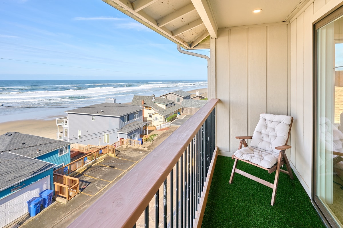 Chic Oceanfront Condo - Top Floor - Fireplace!