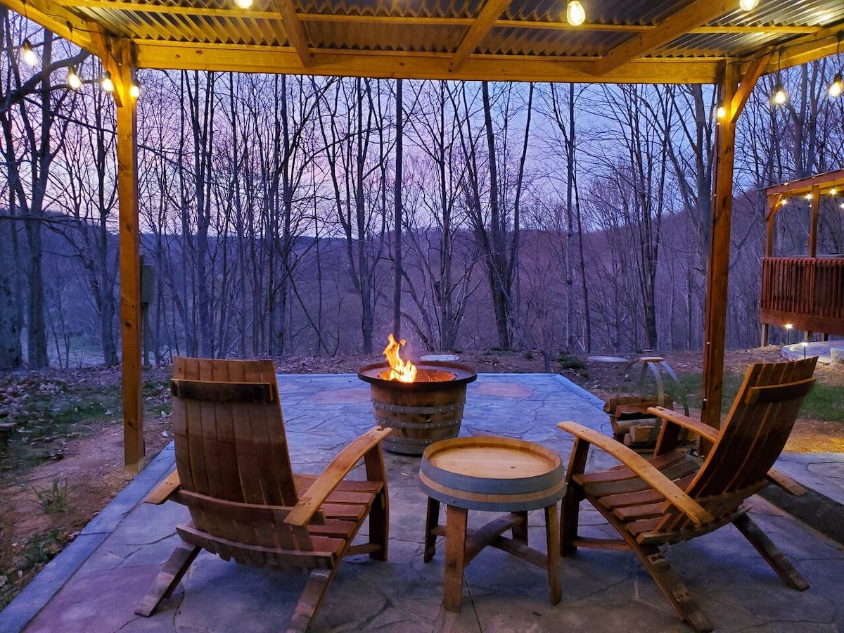 Lux Tranquil Escape! Secluded,Dog Friendly,HotTub