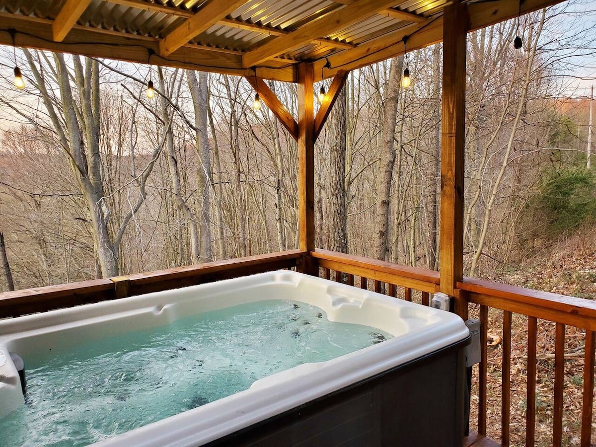 Lux Tranquil Escape! Secluded,Dog Friendly,HotTub