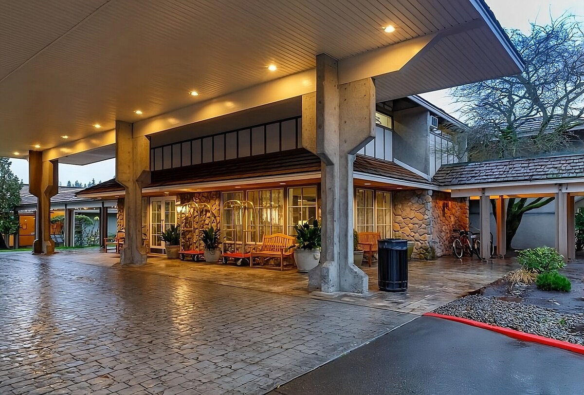 Your Ideal Staycation Spot in Bellevue! W/ Pool!