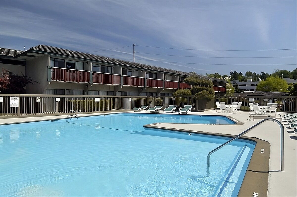 Your Ideal Staycation Spot in Bellevue! W/ Pool!