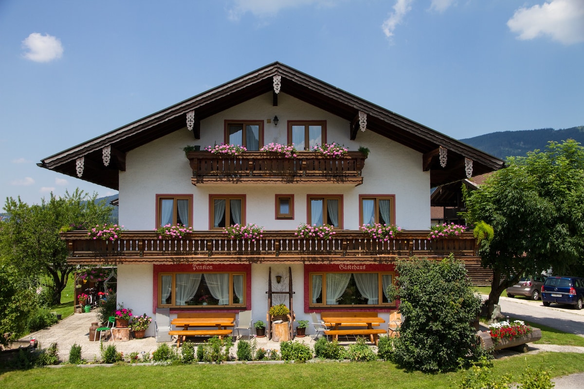 Einzelzimmer, Dusche und Balkon (WC auf der Etage)