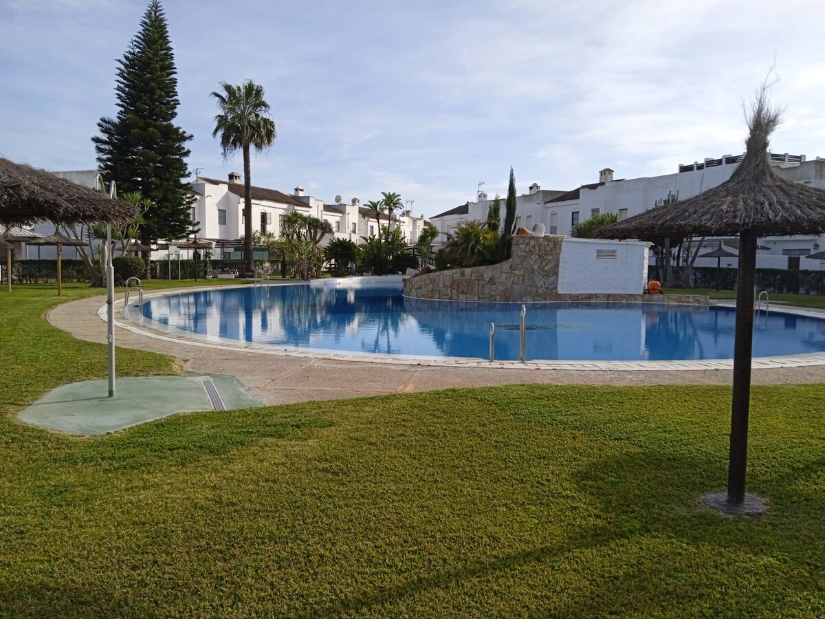 奇克拉纳（ Chiclana ）两层联排别墅，带公共泳池