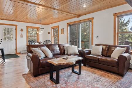 Family Friendly Cabin w/Hot Tub, Close to Skiing!