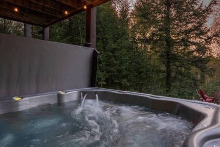 Family Friendly Cabin w/Hot Tub, Close to Skiing!