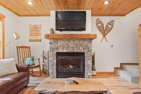 Family Friendly Cabin w/Hot Tub, Close to Skiing!