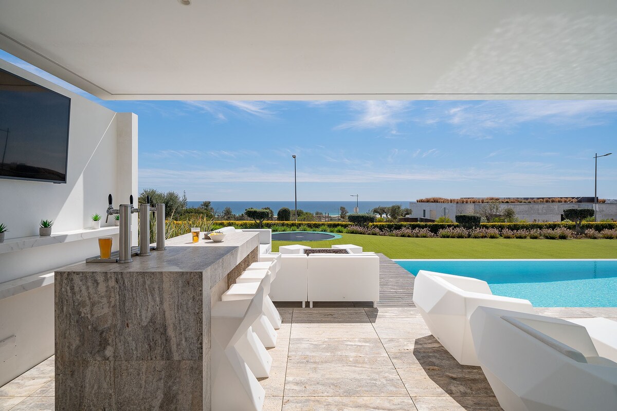 Luxury oceanside villa with pool by Destination Al