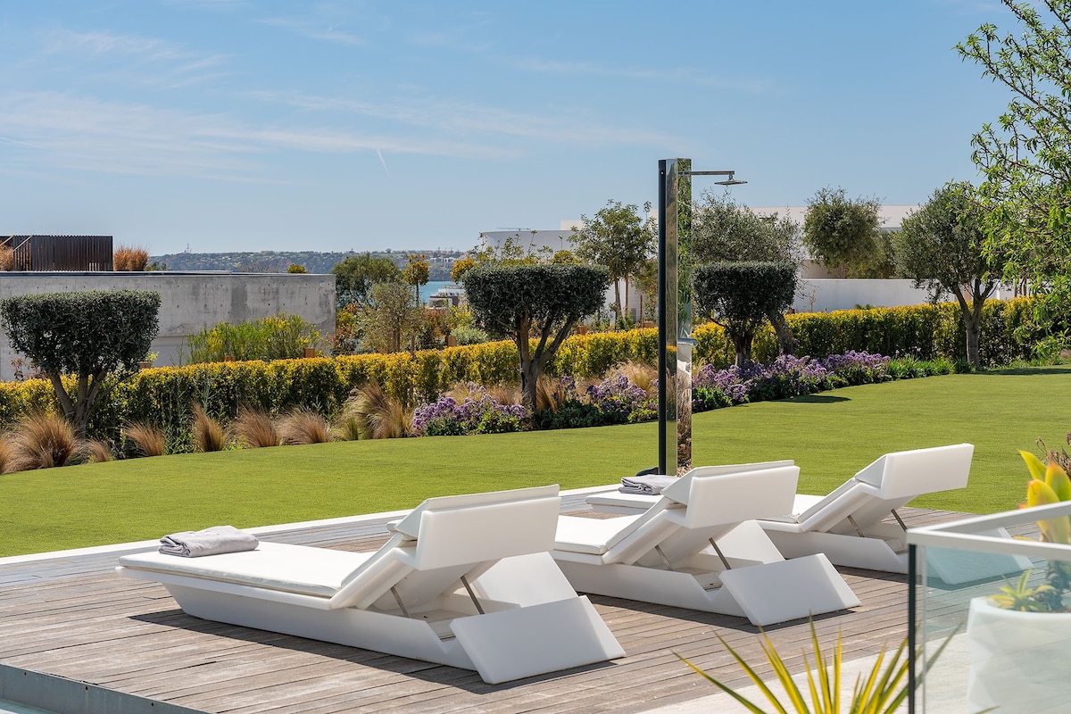 Luxury oceanside villa with pool by Destination Al