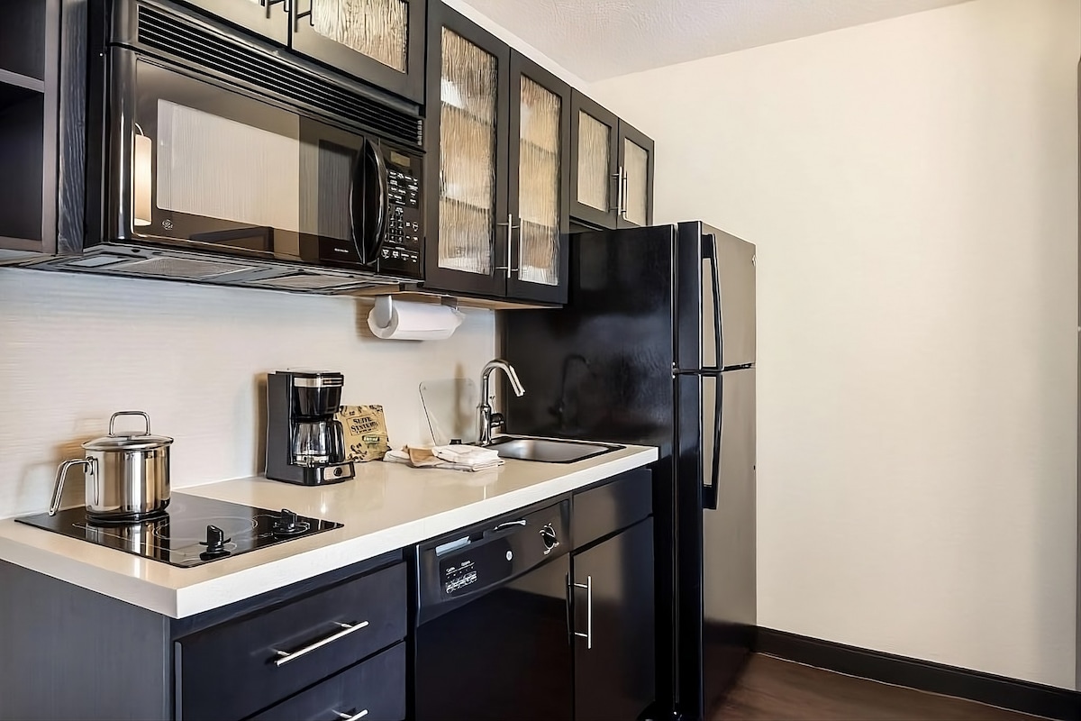 Pet-friendly Suite in North Olmsted w/ Kitchenette